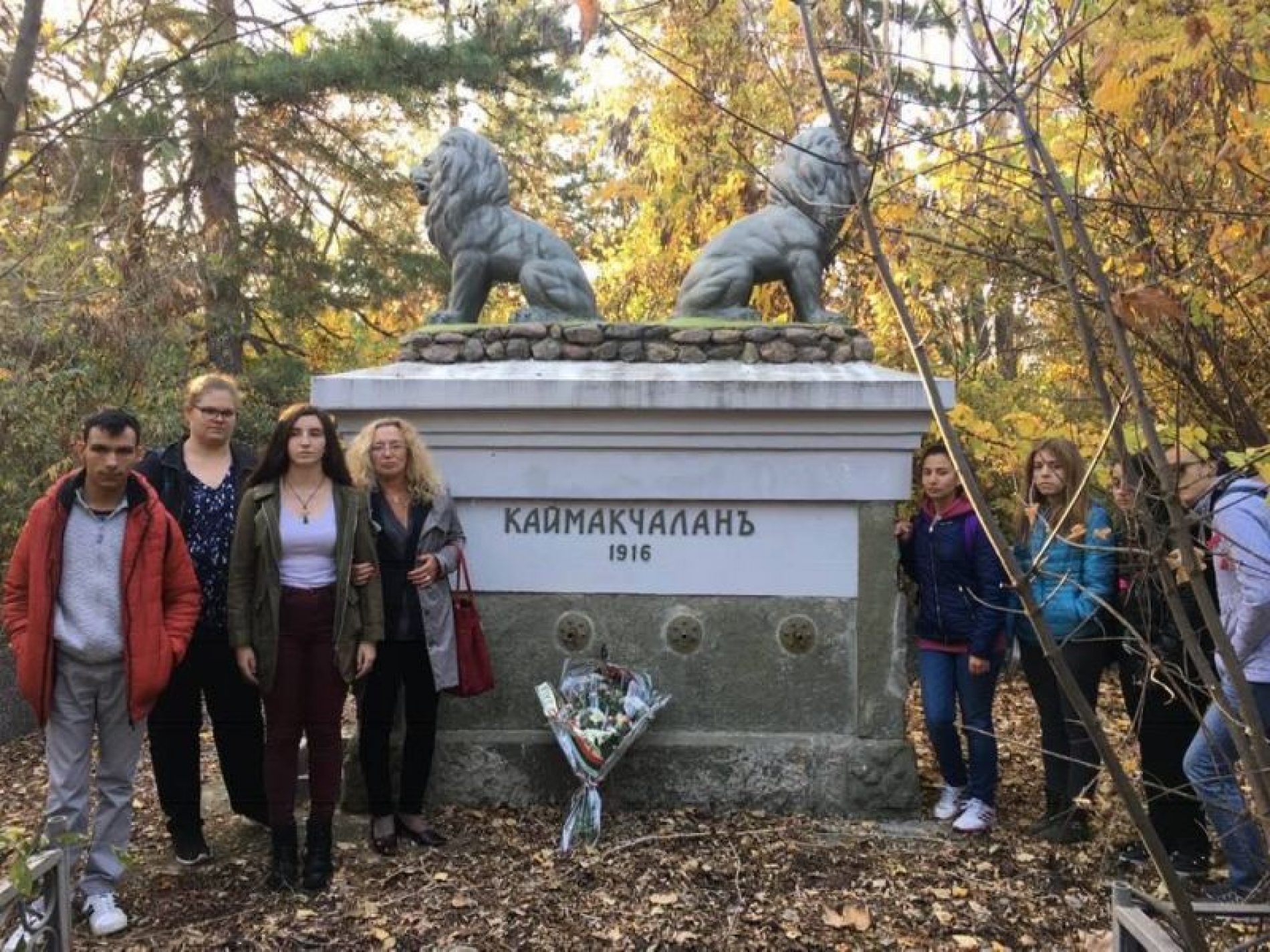 УЧЕНИЦИ ОТ ХУМАНИТАРНА ГИМНАЗИЯ „ДАМЯН ДАМЯНОВ“ ПОЛОЖИХА ЦВЕТЯ ПРЕД ПАМЕТНИКА НА 11-ТИ ПЕХОТЕН ПОЛК