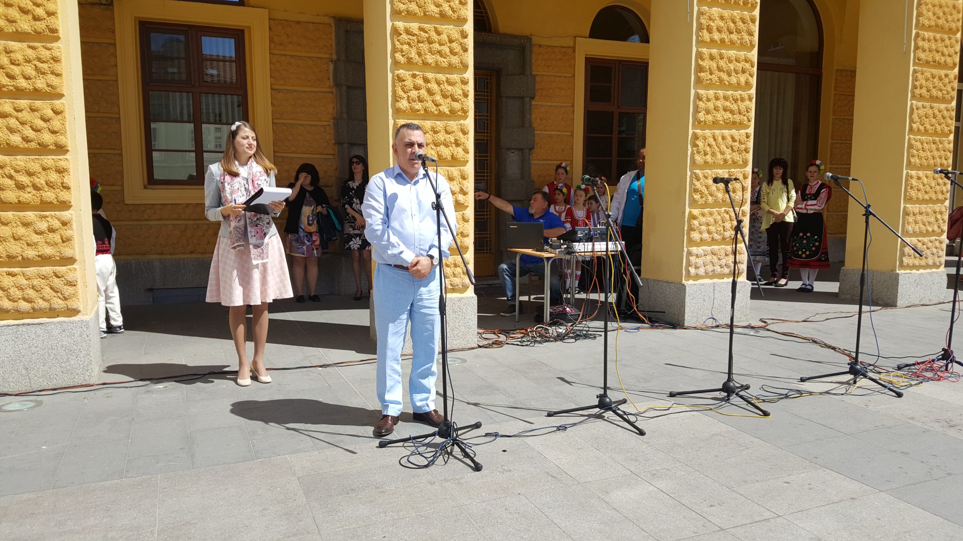 ДЕСЕТКИ ГРАЖДАНИ ПРИСЪСТВАХА НА КОНЦЕРТ ЗА ВЕЛИКДЕН НА ПЛОЩАДА ПРЕД ОБЩИНАТА