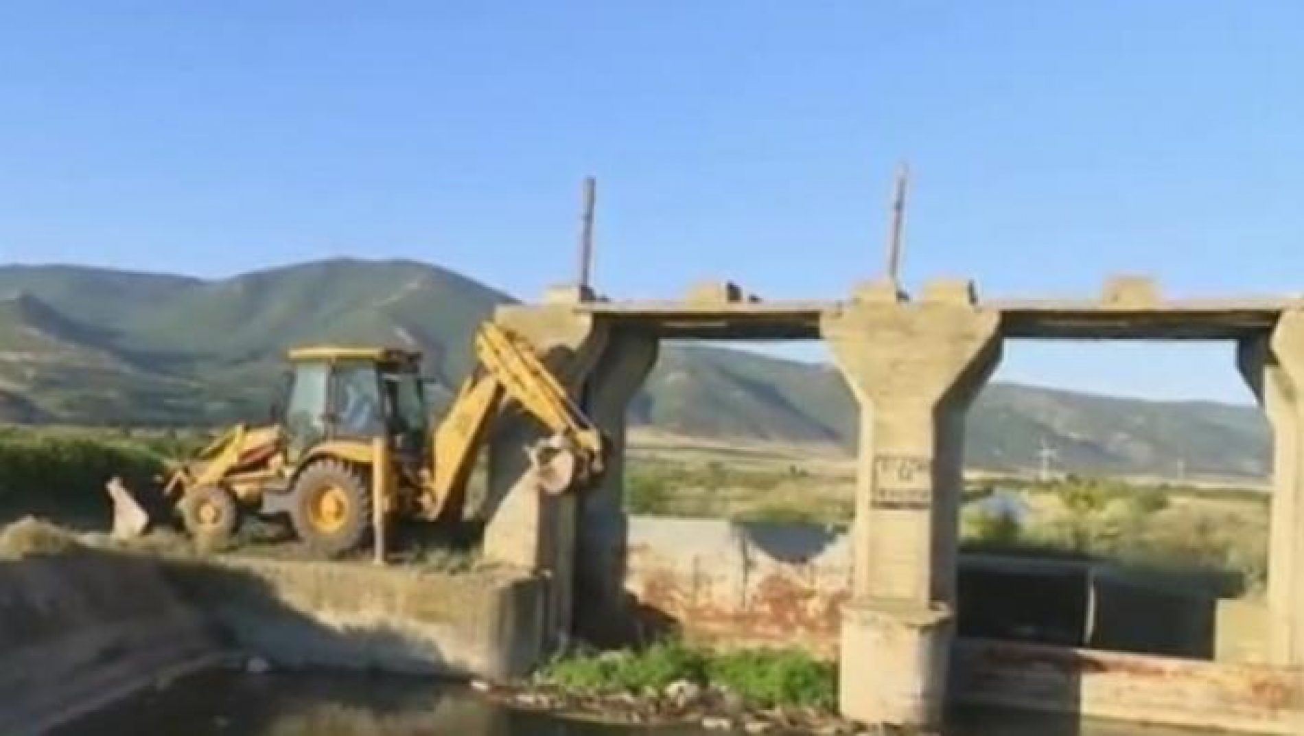 ОТКРИХА ОСТАНКИ ОТ ЖИВОТНИ В НАПОИТЕЛЕН КАНАЛ В СЛИВЕНСКО