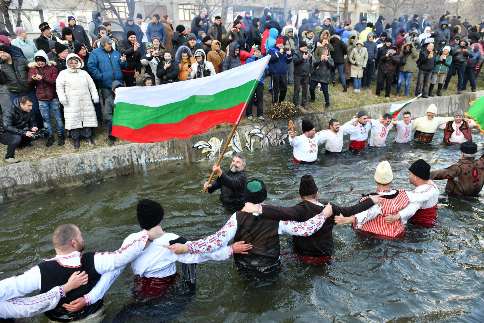 СЛИВЕНСКИ СВЕЩЕНИК РАЗВЯ БЪЛГАРСКОТО ЗНАМЕ В ЛЕДЕНИТЕ ВОДИ НА РЕКА НОВОСЕЛСКА