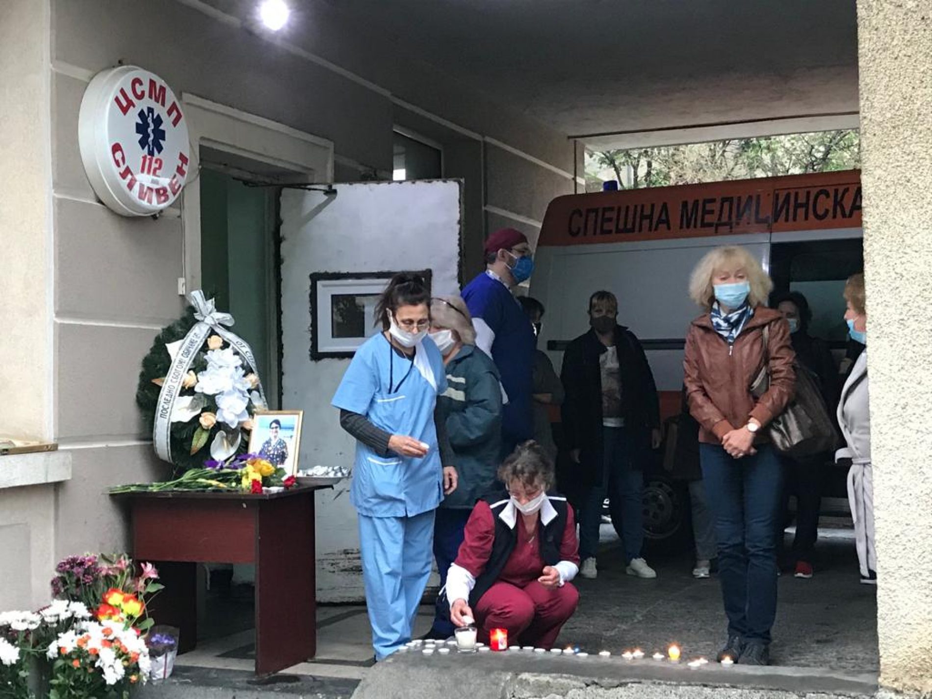 ЦВЕТЯ И ЗАПАЛЕНИ СВЕЩИ В ПАМЕТ НА Д-Р ИЛИАНА ИВАНОВА