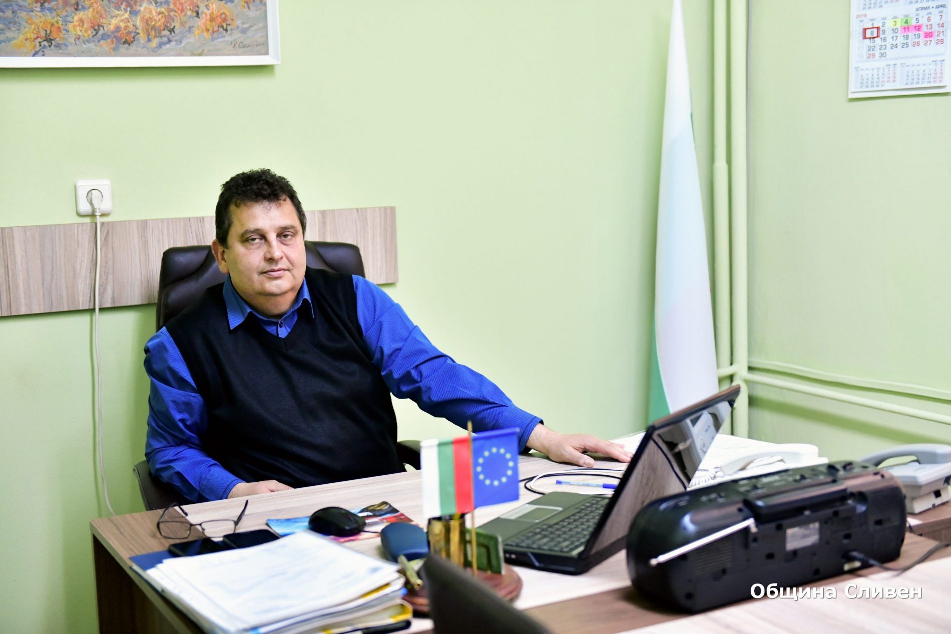 СЛУЖИТЕЛИТЕ НА ФИРМА „ОБЩИНСКА ОХРАНА И СОТ“ ПОЗДРАВЯВАТ СВОЯ УПРАВИТЕЛ ПЕТКО ЧОЛАКОВ ЗА ИМЕНИЯ МУ ДЕН