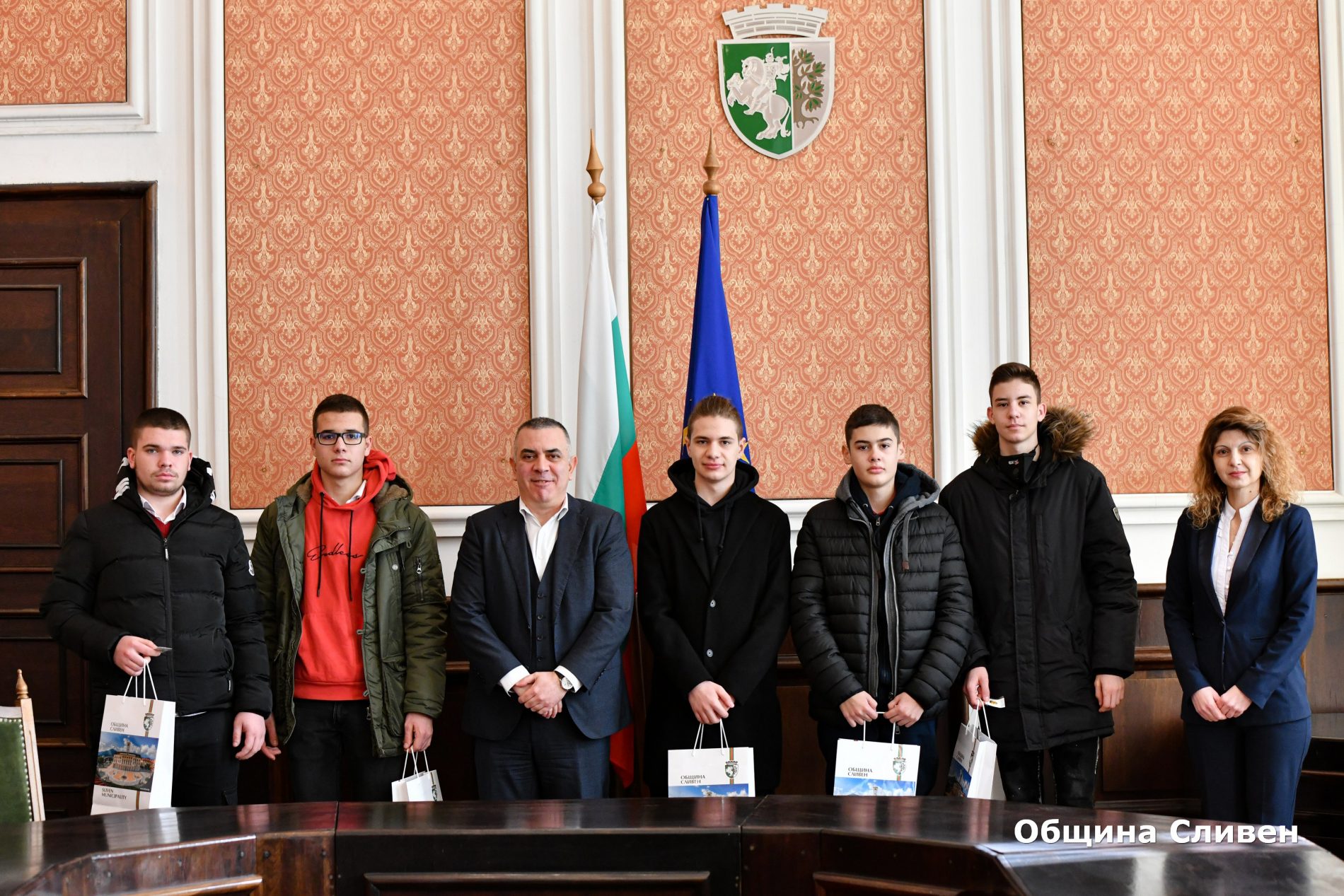 КМЕТЪТ СТЕФАН РАДЕВ НАГРАДИ СЛИВЕНСКИ УЧЕНИЦИ ЗА ПРОЯВЕН ГРАЖДАНСКИ ДЪЛГ