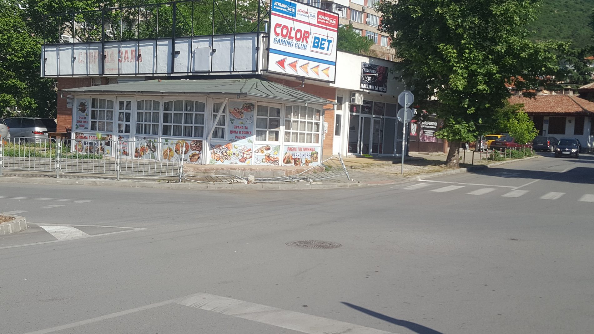 МЕТАЛНИ ОГРАЖДЕНИЯ ДО ПОЛИЦИЯТА В СЛИВЕН СА СЪБОРЕНИ СЛЕД УДАР МЕЖДУ ДВЕ КОЛИ