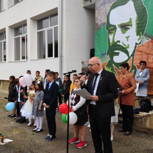 ПЪРВИЯТ ЗВЪНЕЦ УДАРИ ЗА 1700 УЧЕНИЦИ В УЧИЛИЩА ОТ ОБЩИНА КОТЕЛ
