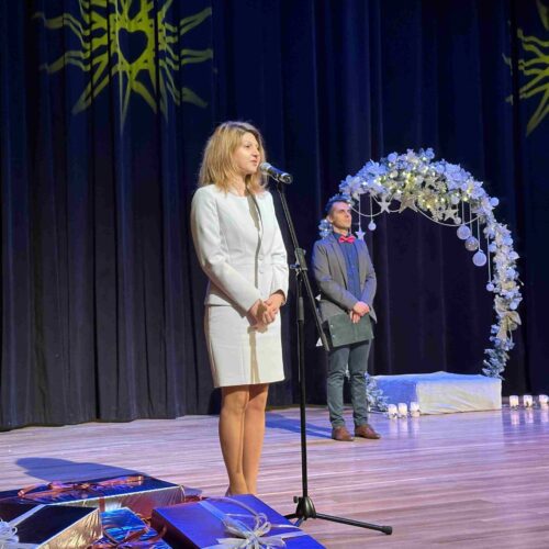 ДЕЦАТА НА СЛИВЕН ПРЕНЕСОХА КОЛЕДНИЯ ДУХ С БЛЕСТЯЩ КОНЦЕРТ