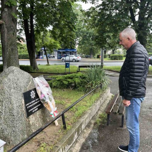 ОБЛАСТНИЯТ УПРАВИТЕЛ ЧАВДАР БОЖУРСКИ ПОДНЕСЕ ЦВЕТЯ ПРЕД ПАМЕТНИКА НА ГЕРОИТЕ, ДАЛИ ЖИВОТА СИ ЗА ПОБЕДАТА ВЪВ ВТОРАТА СВЕТОВНА ВОЙНА
