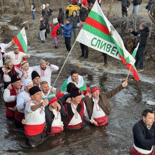 СЛИВЕНСКА ЧЕТА ВЛЕЗЕ В ЛЕДЕНИТЕ ВОДИ НА ТУНДЖА В КАЛОФЕР