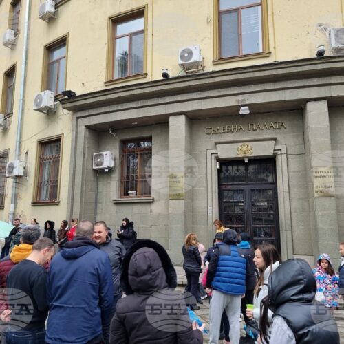 ОКОЛО 100 ЖИТЕЛИ НА ЯМБОЛ ИЗЛЯЗОХА НА ПРОТЕСТ СРЕЩУ „ВОЙНАТА“ ПО ПЪТИЩАТА