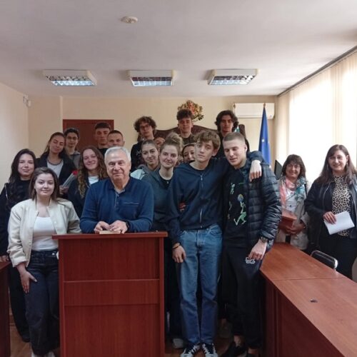 ЗАМЕСТНИК – ПРЕДСЕДАТЕЛЯТ НА АПЕЛАТИВНИЯ СЪД РАЗГОВАРЯ С УЧЕНИЦИ ОТ ГИМНАЗИЯТА ПО РОМАНСКИ ЕЗИЦИ
