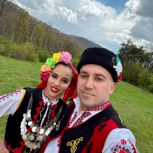 ТОЙ И ТЯ НИ КАНЯТ НА УНИКАЛНА ХОРОТЕКА НА АГЛИКИНА ПОЛЯНА