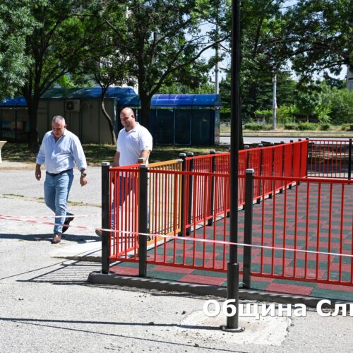 ДО ДНИ МОНТИРАТ НОВИТЕ СЪОРЪЖЕНИЯ НА ДЕТСКАТА ПЛОЩАДКА В КВАРТАЛ “СТОЯН ЗАИМОВ” В СЛИВЕН
