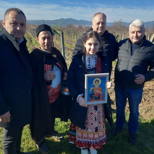 СЕЛО ПЪДАРЕВО ТЪРЖЕСТВЕНО ОТБЕЛЯЗА ТРИФОН ЗАРЕЗАН. МАРИЯН СЛАВЧЕВ Е МАЙСТОРЪТ НА ДОМАШНОТО БЯЛО И ЧЕРВЕНО ВИНО ЗА 2025 ГОДИНА