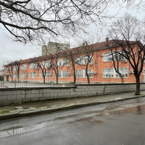 СЛИВЕНСКИ УЧИТЕЛИ ЗАКЛЮЧВАТ КЛАСНИТЕ СТАИ, ЗА ДА ПОПРЕЧАТ НА АГРЕСИВЕН УЧЕНИК ДА ВЛИЗА В ЧАС