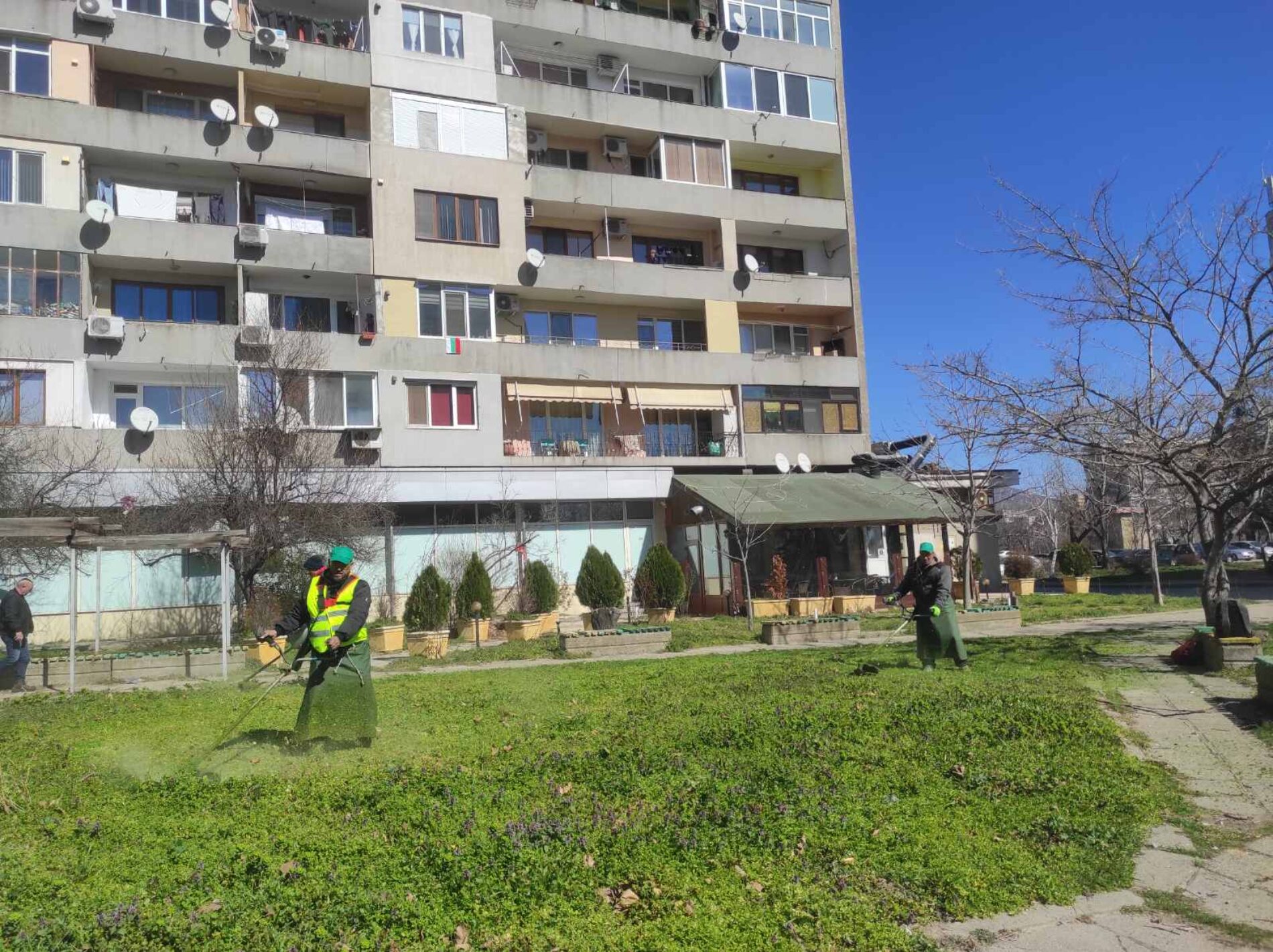 ЗАПОЧНА КОСЕНЕТО НА ТРЕВНИТЕ ПЛОЩИ В СЛИВЕН