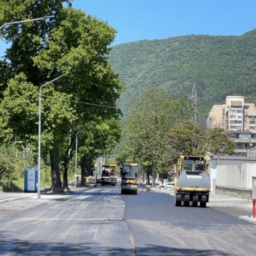 АСФАЛТИРАТ ПОСЛЕДНИЯ УЧАСТЪК ОТ БУЛ. „ЦАР СИМЕОН“ В СЛИВЕН
