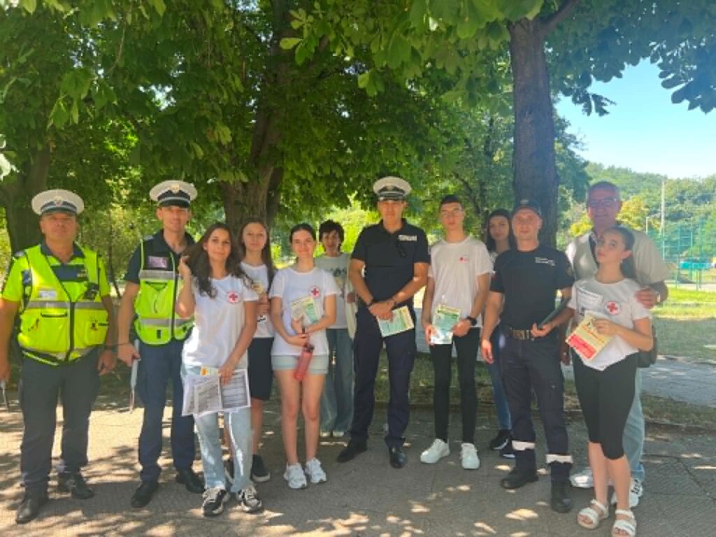 Екип от доброволци и полиция