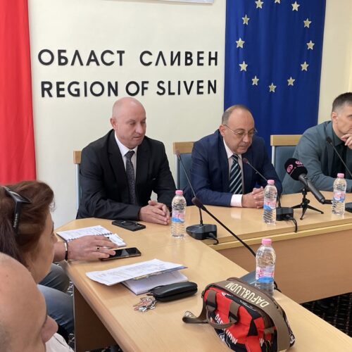 ОБЛАСТНИЯТ УПРАВИТЕЛ МИХАИЛ КАШЕРОВ СЪБРА ПОЛИЦЕЙСКИ ШЕФОВЕ И УЧИЛИЩНИ ДИРЕКТОРИ НА СРЕЩА ЗА БОРБА С ДРОГАТА