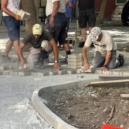 ЗАПОЧНА ОБНОВЯВАНЕТО НА ГРАДИНКАТА СРЕЩУ ПАЗАРА В СЛИВЕН