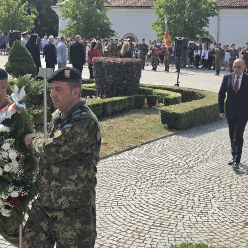 ОБЛАСТНИЯТ УПРАВИТЕЛ МИХАИЛ КАШЕРОВ СЕ ПОКЛОНИ ПРЕД ПАМЕТТА НА ДЕЙЦИТЕ НА СЪЕДИНЕНИЕТО В СЛИВЕН