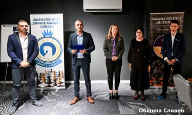 ШАХМАТНИЯТ ЕЛИТ НА БЪЛГАРИЯ И ЕВРОПА СЕ СЪБРА В СЛИВЕН В ПАМЕТ НА ДИМИТЪР КАРАПЧАНСКИ