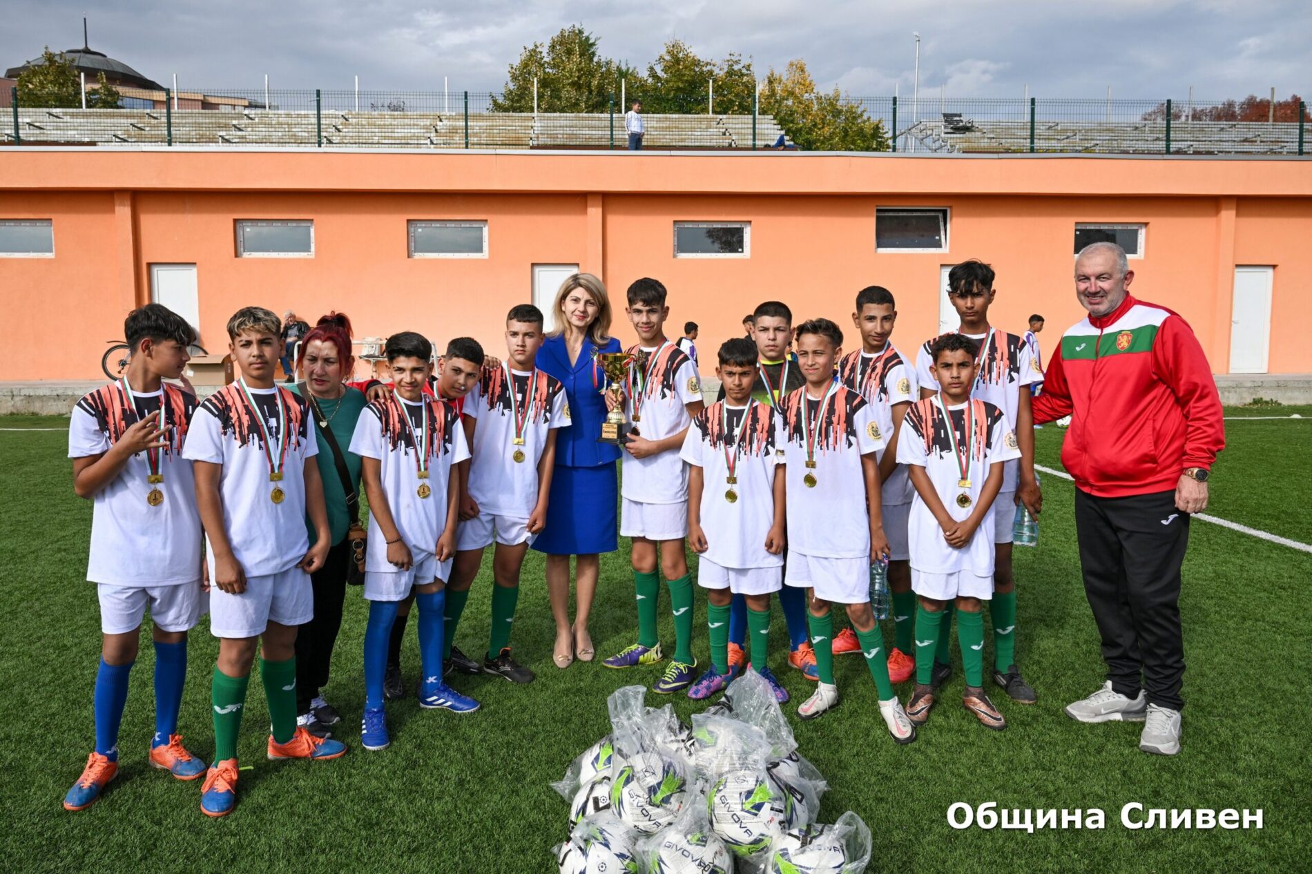 ФУТБОЛЪТ СЪБРА ДЕЦАТА ОТ СЕЛАТА НА СЛИВЕН И КЕРМЕН В ТУРНИР ЗА СПОРТ, ПРИЯТЕЛСТВО И ОТБОРЕН ДУХ
