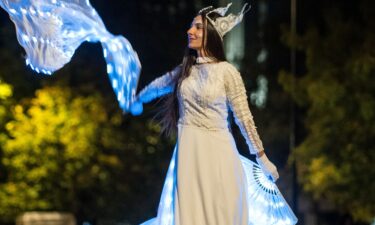 КАРНАВАЛ НА КОКИЛИ, 3-МЕТРОВА КУКЛА И ОГНЕНО ШОУ  – ЗА ПРАЗНИКА НА СЛИВЕН НА 26 ОКТОМВРИ